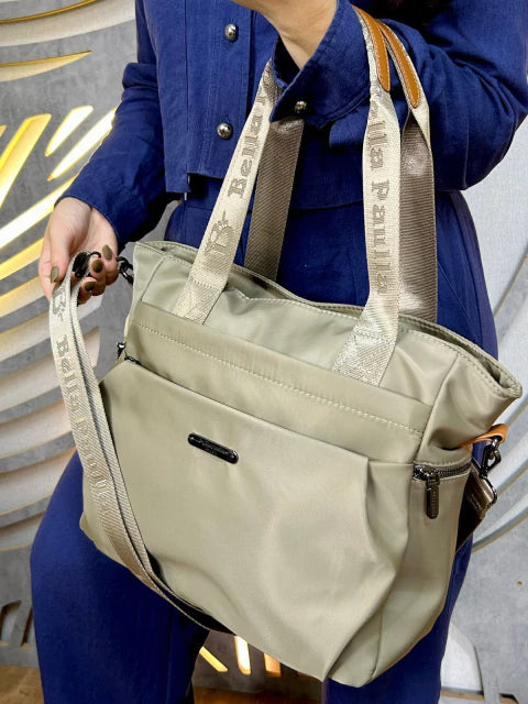 Modelo de Mão Impermeável Bella Paulla